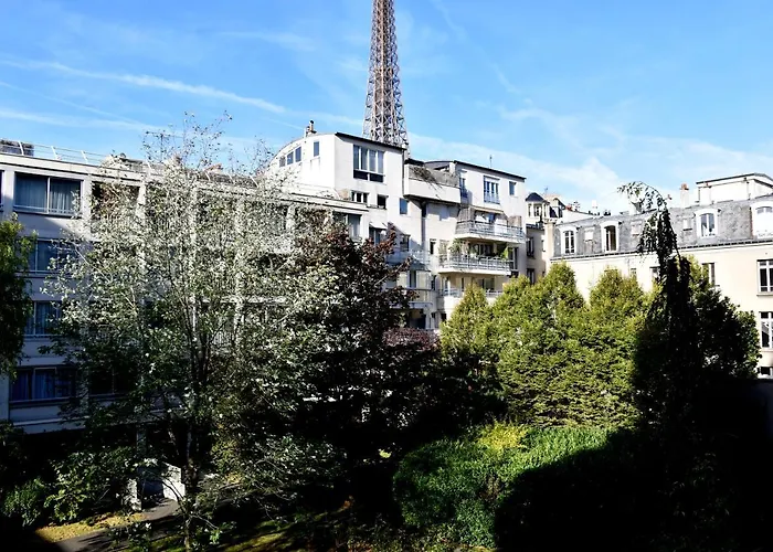 Eiffel Tower - Suffren Париж